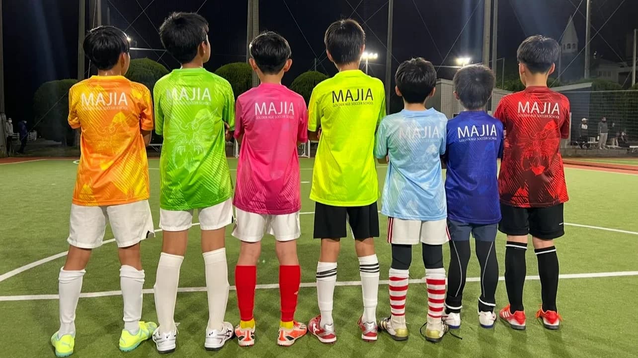 カラフルな練習着を着て並ぶMAJIAの選手たち
